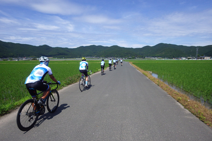 田んぼど真ん中、どこまでも続く一直線の道路