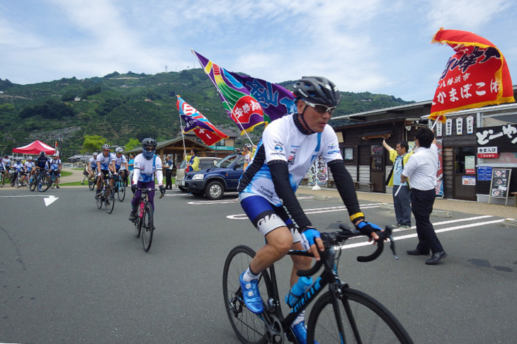 大漁旗に見送られ瀬戸内海に向かう