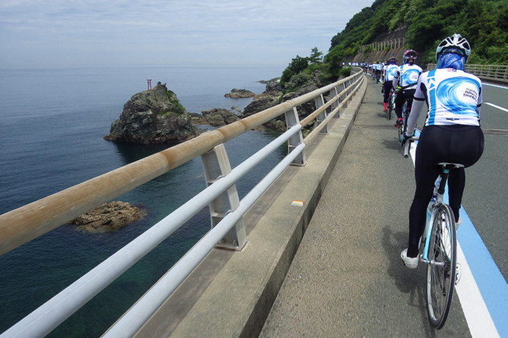 峠を抜けると一気に瀬戸内海、こんな景色が約35kmも続く。