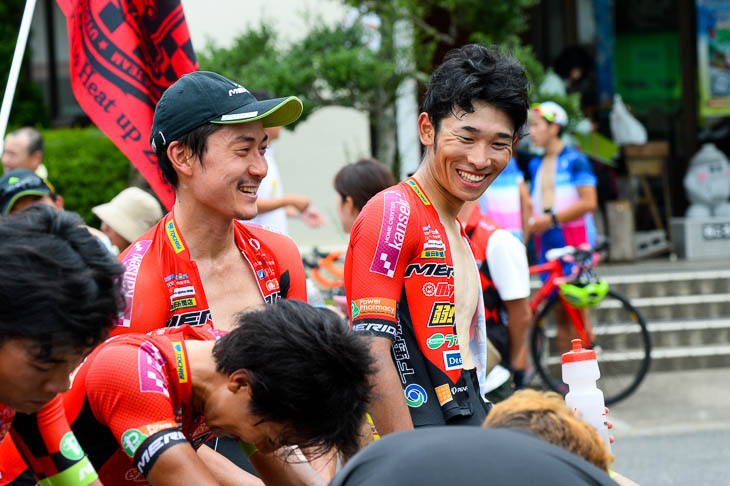 ダウンしながら鈴木譲と話す雨澤毅明（宇都宮ブリッツェン）今季初優勝に笑顔がこぼれる