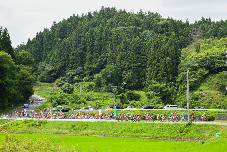 石川町の山間部を行くP1クラスタの集団