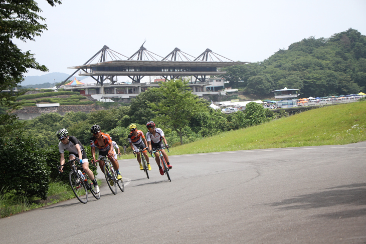 遠くにパドックを眺めることができるコーナー。山の神こと森本誠さんも5時間のレースを走る