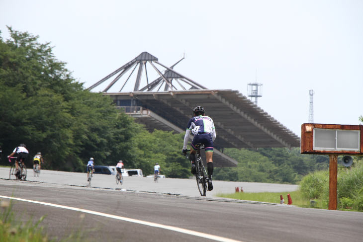 ホームストレートの前に待っている登坂がこのコース最大の難関だ