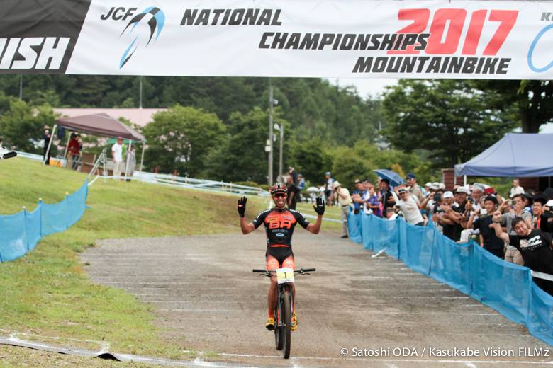 3年連続9度目の優勝を飾った山本幸平（BH-SR SUNTOUR-KMC）