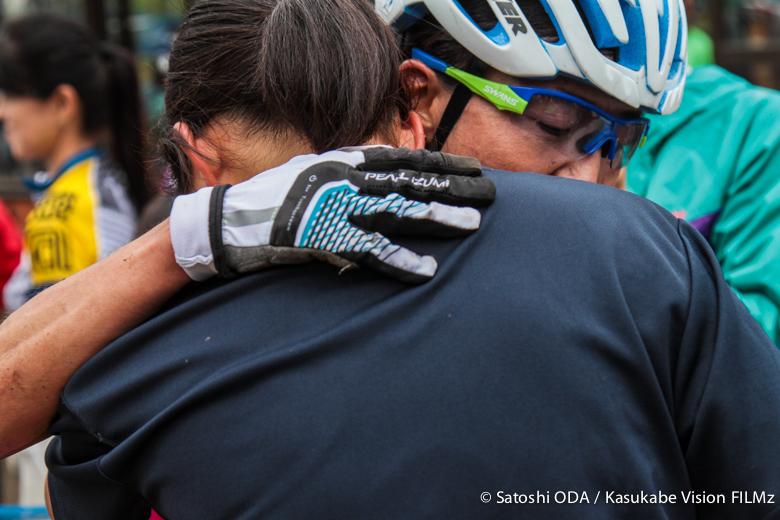 フィニッシュで待ち構えた娘と抱き合う小林可奈子（MTBクラブ安曇野）