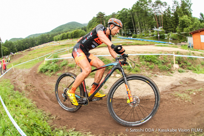 勝利に向けてひた走る山本幸平（BH-SR SUNTOUR-KMC）