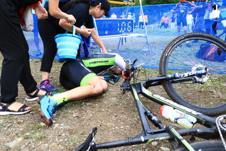 2位恩田祐一（MIYATA-MERIDA BIKING TEAM）はフィニッシュ後地面に倒れ込んだ