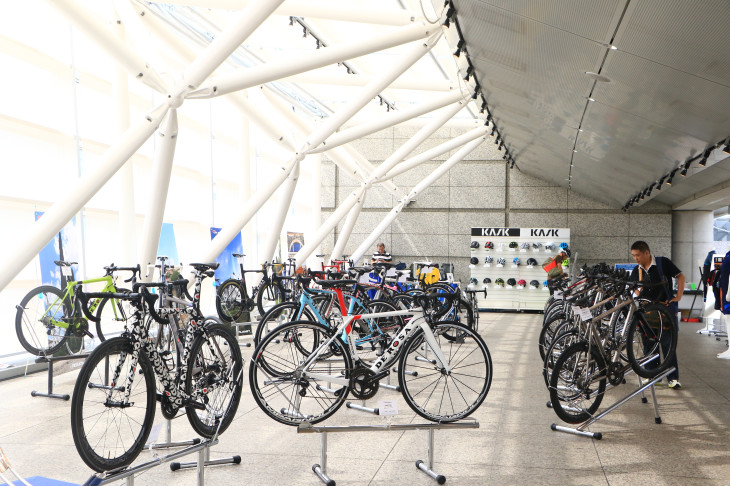 東京国際フォーラムの一角にデローザバイクがずらりと並べられた