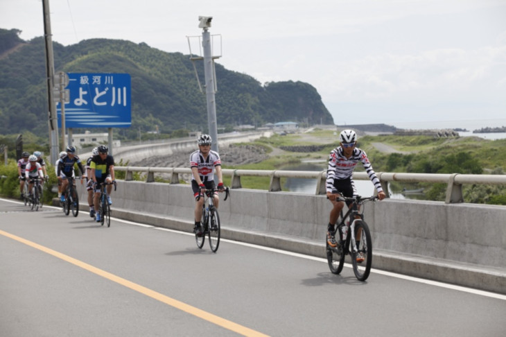 仁淀川沿いを走っていきます