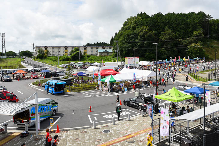 JR片岡駅前のロータリーに設けられたイベントステージとチームピット