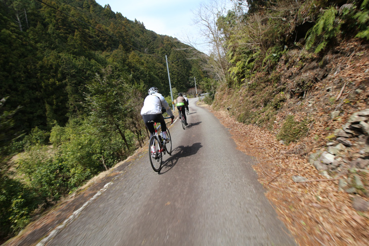 細い山道が続く。クルマはほとんどすれ違わない