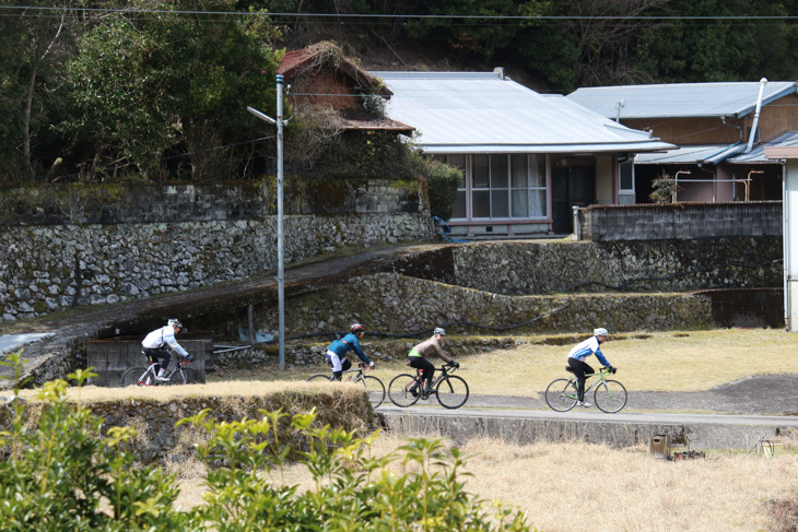 山間部に点在する素朴な集落を走り抜けていく