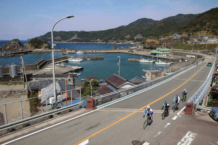 素朴な漁港を横目に海岸線を快走する