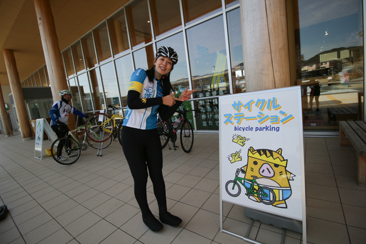 サイクルステーションになっている道の駅すさみではポンプなども常備。お土産品もたくさん