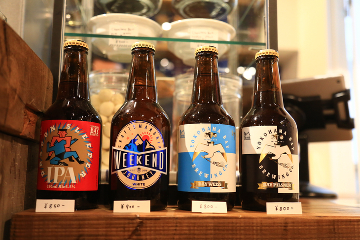 ビールは横浜ベイブルーイング。クラフトビール数種類が並ぶ