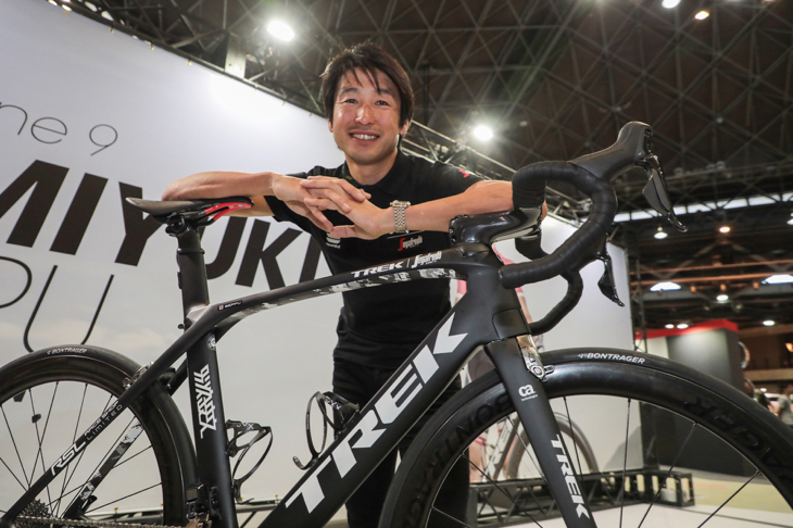 シグネチャーモデルのMadone 9と共に。このバイクで今年のジャパンカップを走る予定だという