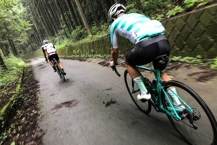 陣馬高原の厳しい峠道を走る。軽やかに登る性能が確認できた