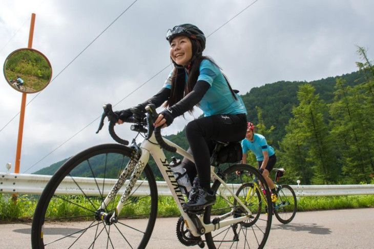 女性サイクリストの参加も目立った今大会。山岳もこの笑顔で