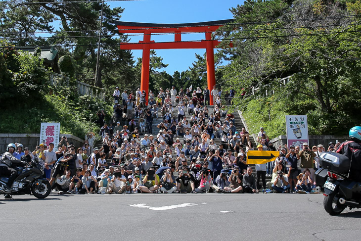 函館護国神社前は観客でいっぱい