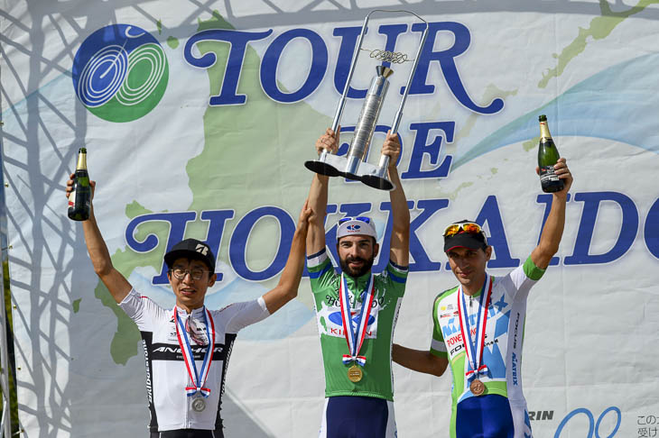 2016年大会で総合優勝したマルコス・ガルシア（キナンサイクリングチーム、写真中央）