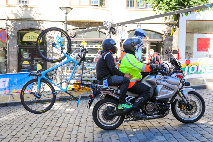 メカニックはモーターバイクの後部座席に乗り換えてマウント・フロイエンを目指す