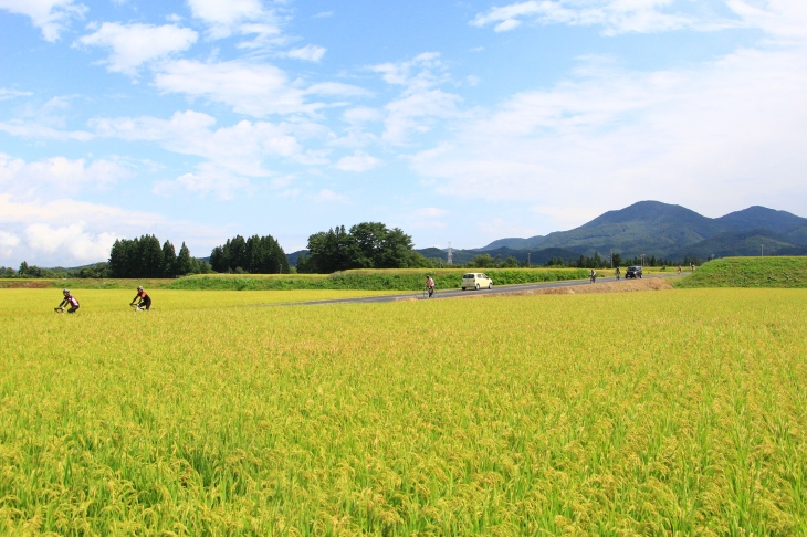 雄大な雫石の景観の中を行く