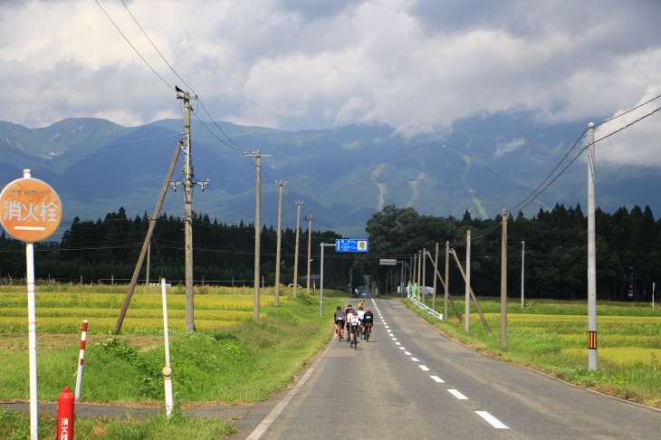 遠くに岩手山を望みながら走る