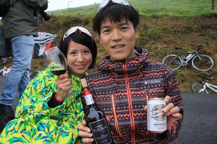 麓から自転車で登ってきたという藤井夫妻はビールとワインを飲みながら観戦