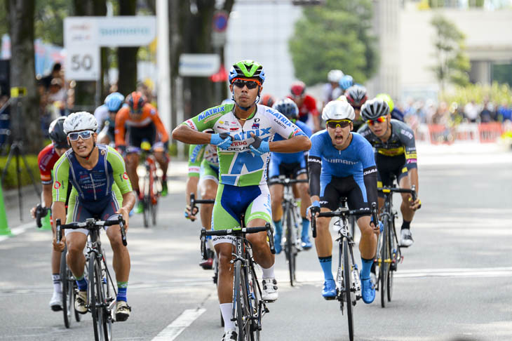 スプリントを制した吉田隼人（マトリックスパワータグ）