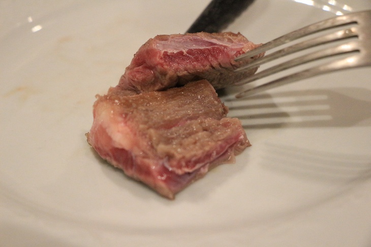 ほぼ生だが柔らかくて美味しい。それに生肉を食べるスリル感が最高だ