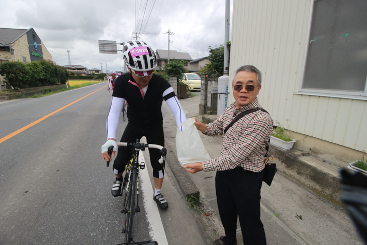 信号で停まると地元のおじさんがキャンディーを配ってくれた