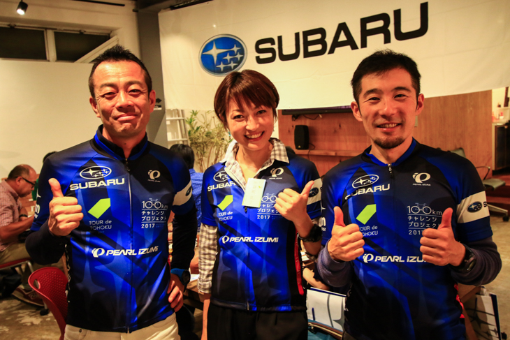 ユニフォームとなるSUBARUジャージを着た河口まなぶさん、一戸恵梨子さん、須田晋太郎さん