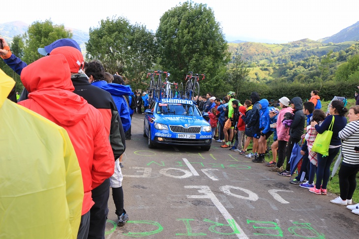 シマノカーが登ってきたらそろそろ先頭選手がやってくる