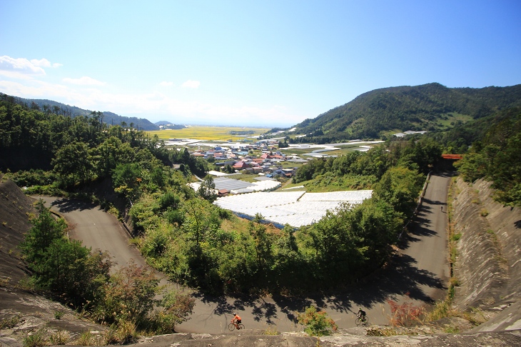 蛭沢湖からの下り、南陽町の街並みが遠くに広がる