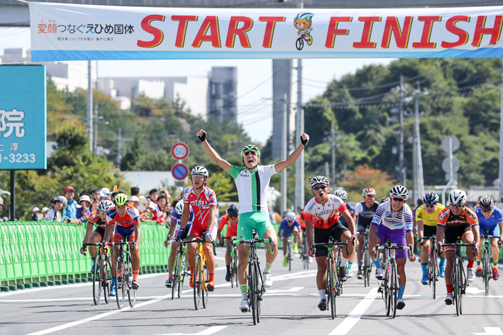 少年男子　集団スプリントを西原裕太郎（奈良、榛生昇陽高）が制し、自身ロード全国大会初優勝