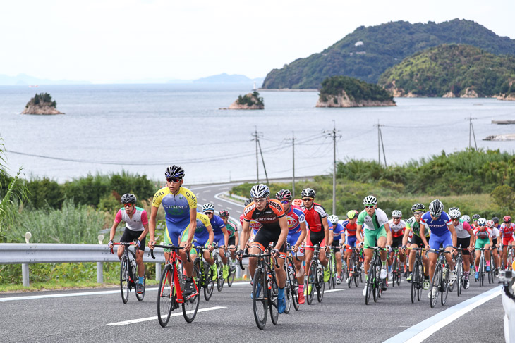 少年男子1周目、大三島最南端を行くメイン集団。先頭は地元愛媛の日野泰誠（松山城南高）