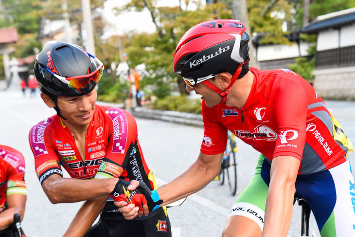 優勝した雨澤毅明（宇都宮ブリッツェン）と握手するホセ・ビセンテ（マトリックスパワータグ）