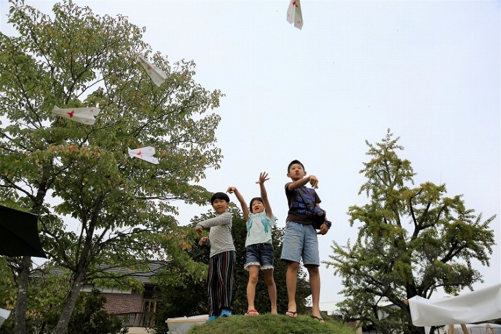 庭園のお山から「飛べ～」