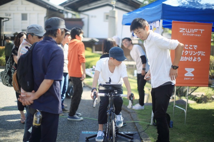 ズイフトをつけたロードバイクが大人気だったベルエキップブース