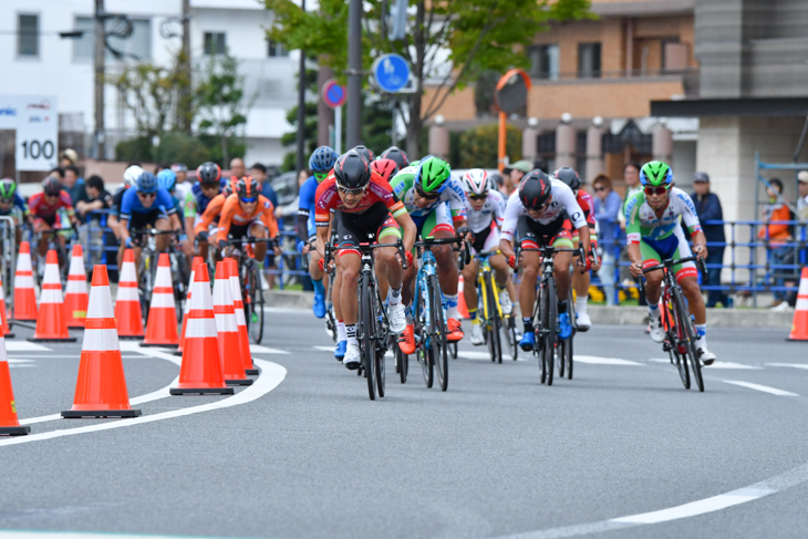 鈴木譲（宇都宮ブリッツェン）が先頭に立って最終周に入る