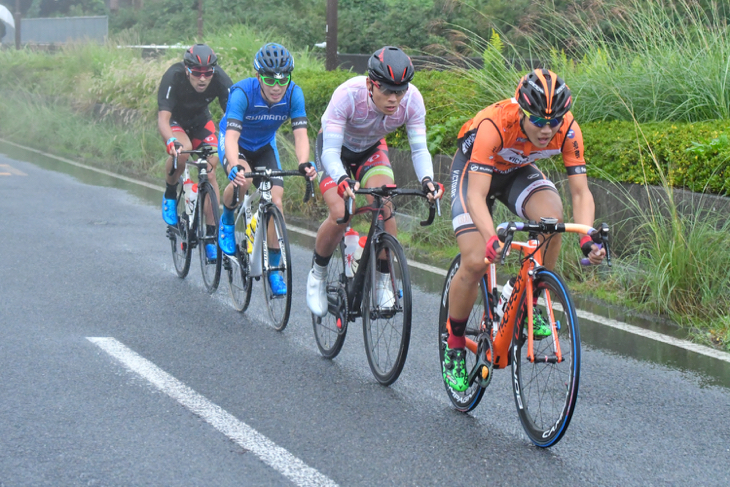 レース序盤に入部正太朗（シマノレーシング）、小野寺玲（宇都宮ブリッツェン）、白川幸希（VICTOIRE広島）、阿部嵩之（宇都宮ブリッツェン）の逃げ集団ができる