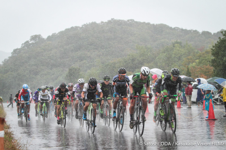 豪雨の中スタートしたC1レース。C1関東、東海、関西などから35名が集まった