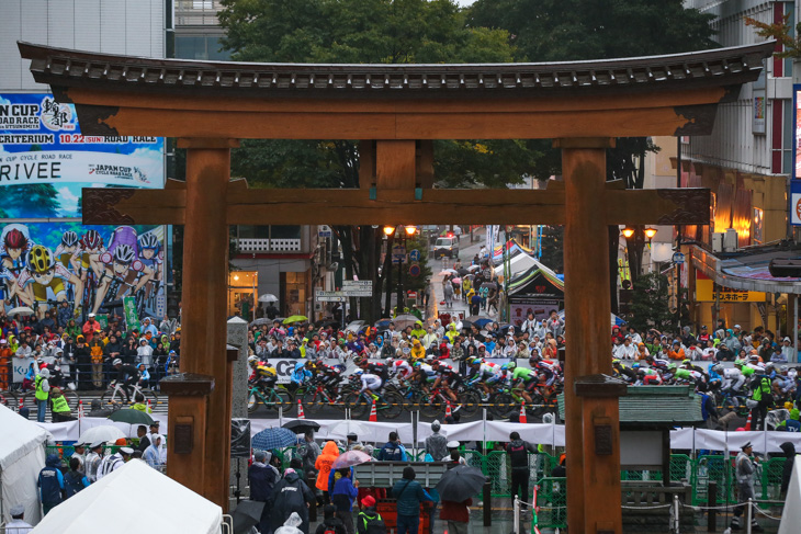 鳥居前を通過する選手たち