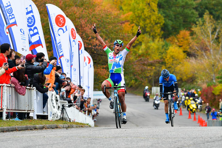 スプリント勝負を制して優勝した佐野淳哉（マトリックスパワータグ）