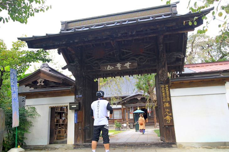 秩父札所十六番”西光寺(さいこうじ)”は4月になると山門脇の枝垂れ桜が満開になるそうです