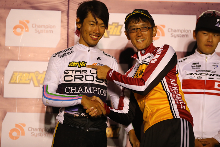 前田公平（弱虫ペダルサイクリングチーム）の勝利に喜ぶ渡辺航先生