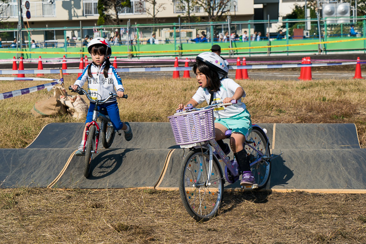 けっこう本気でパンプトラックをクリアーしていく少女たち