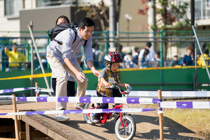 お父さんに補助されながらプチフライオーバーを駆け下りる