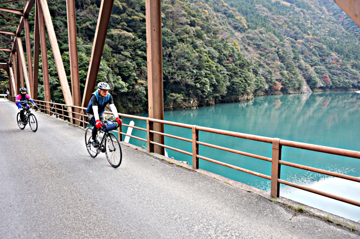 美しい水を湛える奈半利川