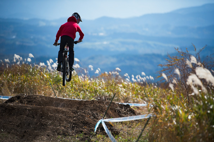 上部ジャンプを軽やかに飛ぶ福地楽人（Nu Style 吉無田MTBクラブ）　